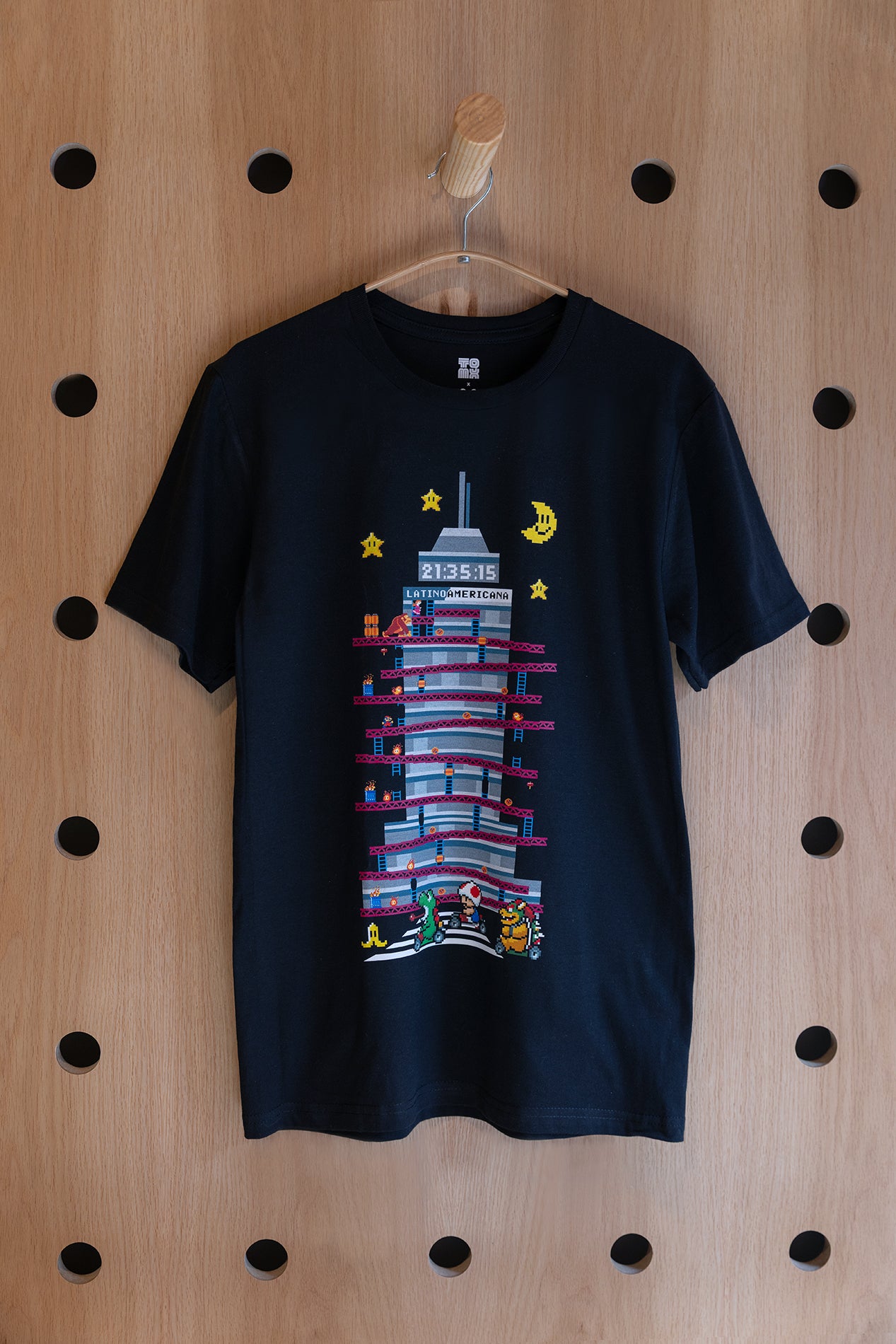 Playera negra torre latino