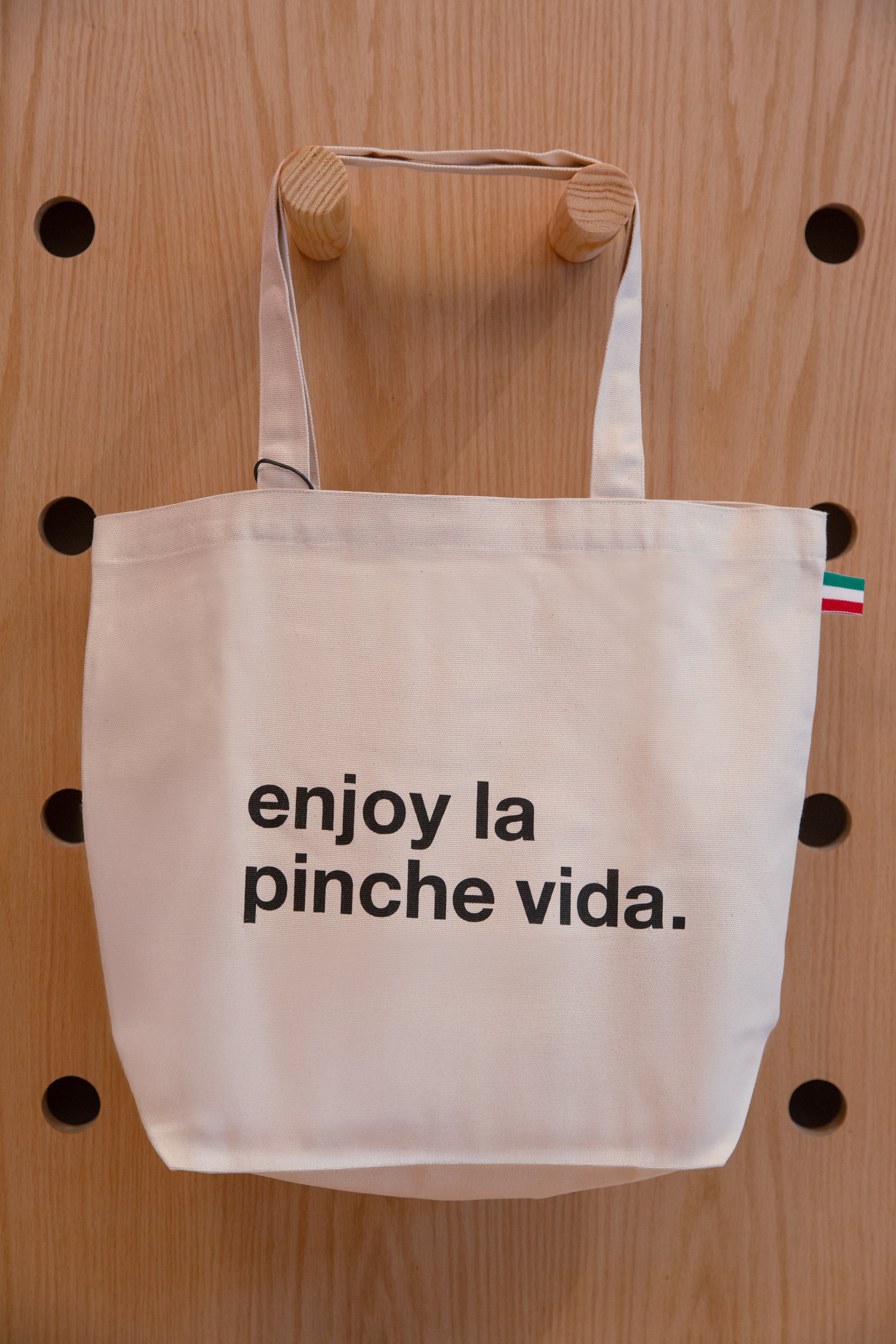 Tote enjoy la pinche vida